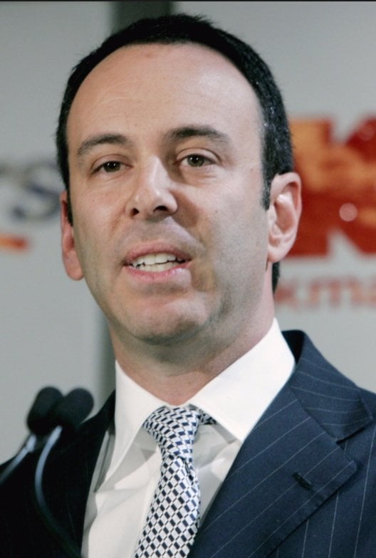 Eddie Lampert is the Chairman of hedge fund ESL Investments. His net worth is $ 1 billion. He is owner of the yacht Fountainhead.