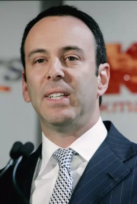 Eddie Lampert es el presidente del fondo de cobertura ESL Investments. Su patrimonio neto es $ mil millones. Es propietario del yate Fountainhead.