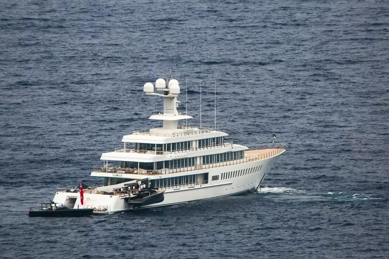 Yacht Fountainhead - 88m - Feadship - Eddie Lampert