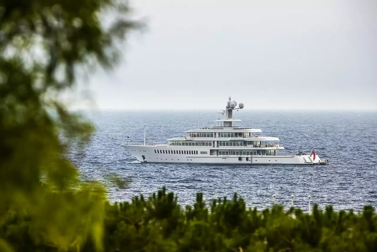 Yacht Fountainhead - 88m - Feadship - Eddie Lampert