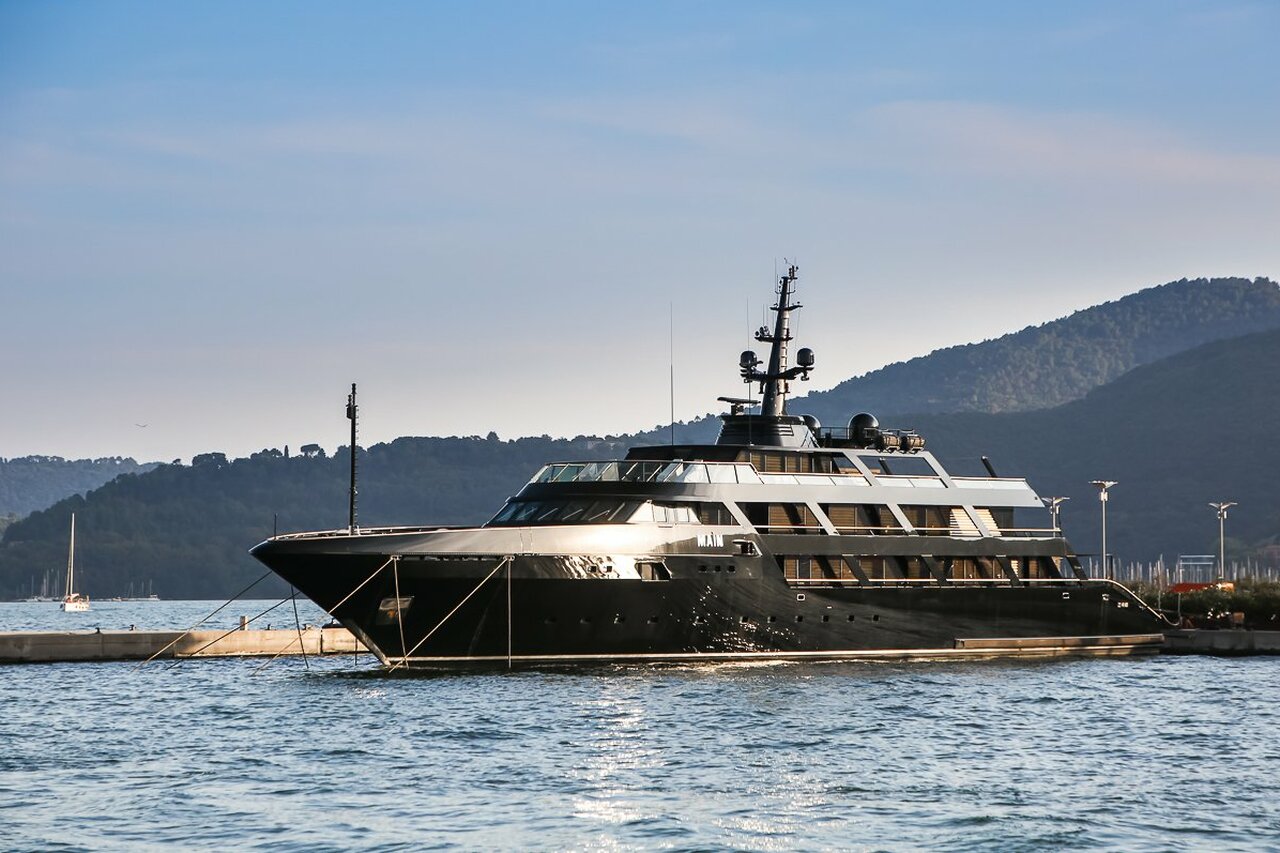 Yate Principal – 65m – Codecasa - Giorgio Armani