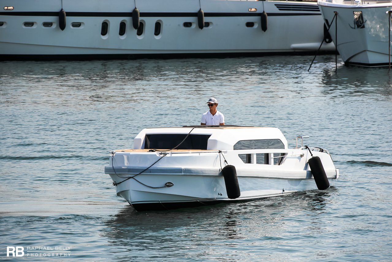 Limousine Tender to Soundwave yacht