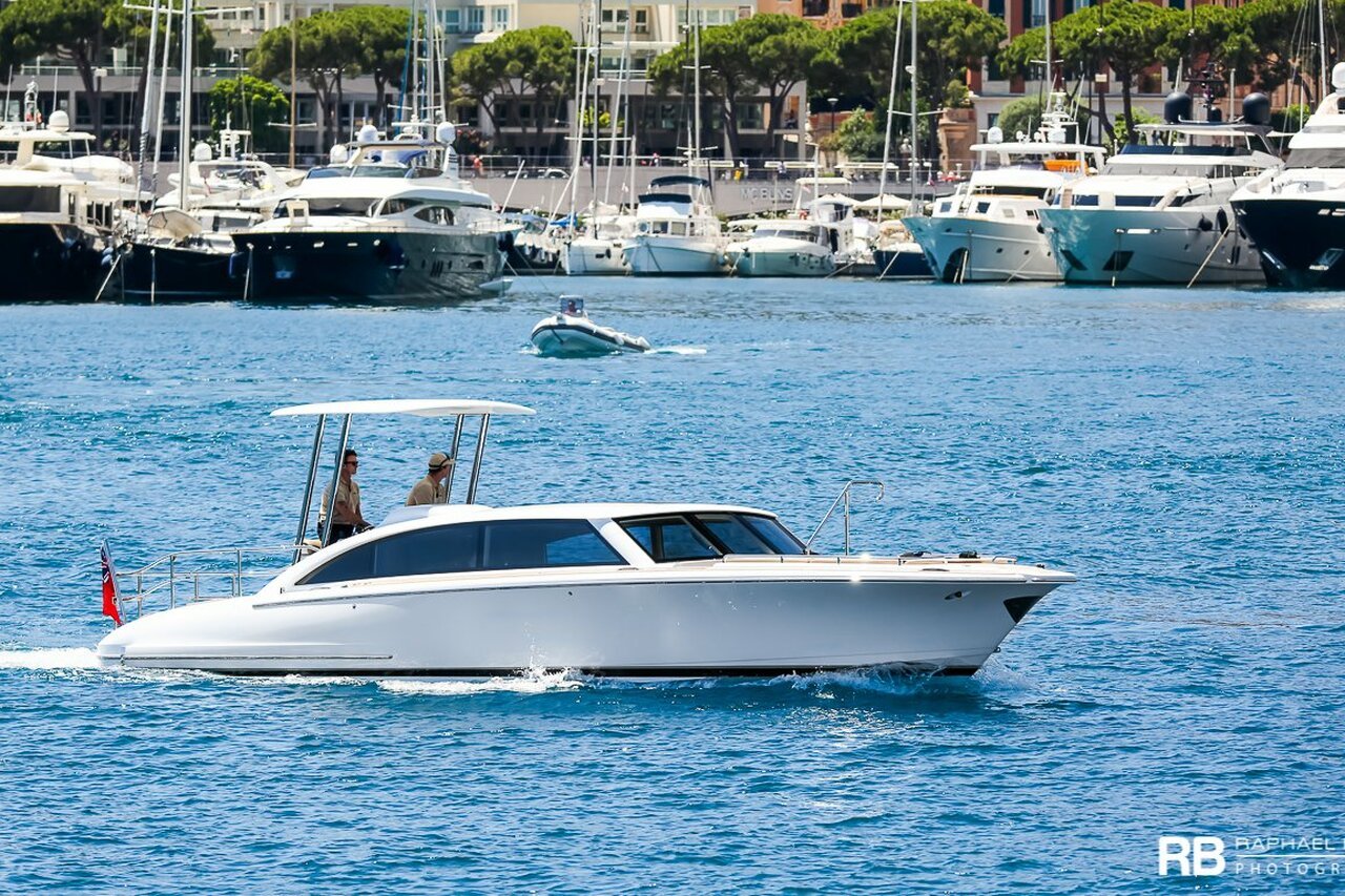 Tender To Infinity-Yacht (Venetian Aft Helm Limo) – 12 m – Hodgdon