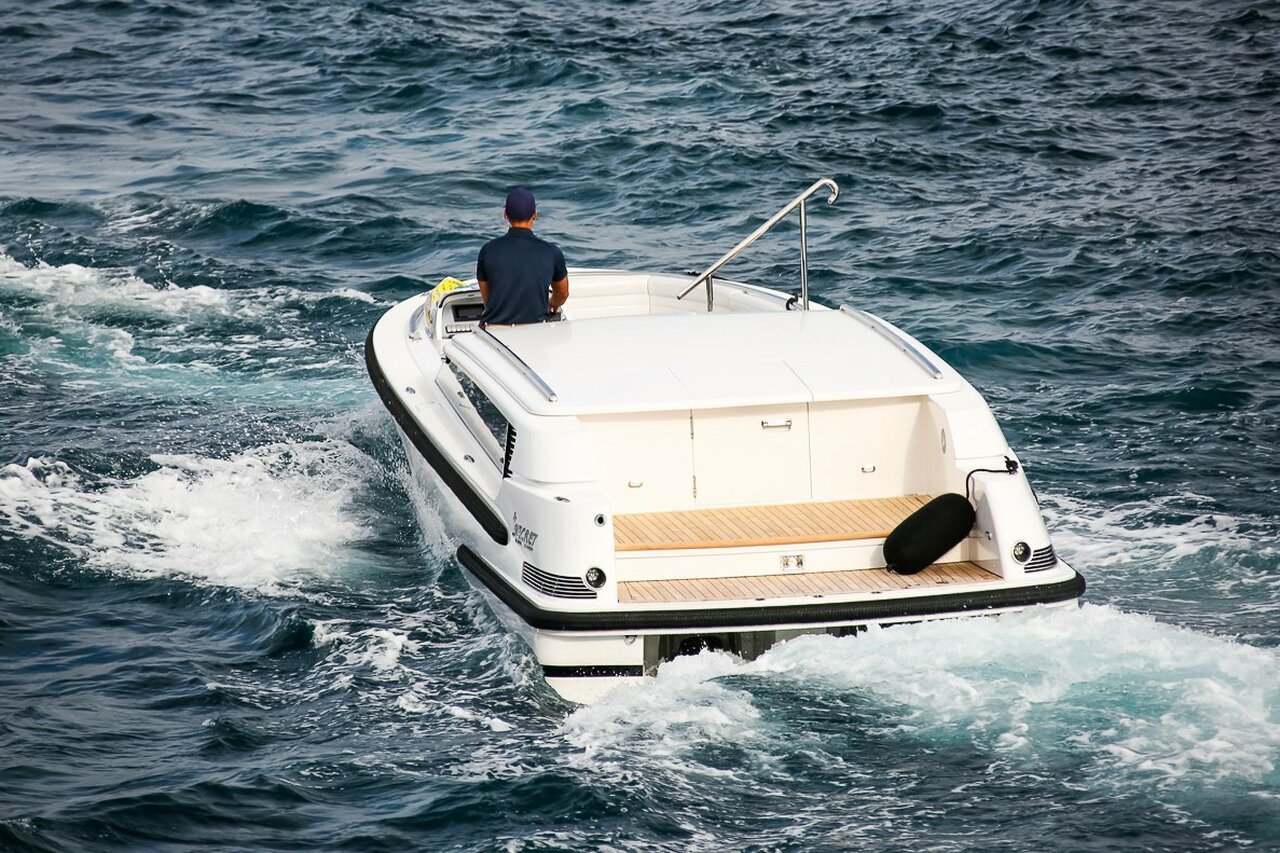 Tender To Secret yacht (Limousine Tender) – 10m – Vikal