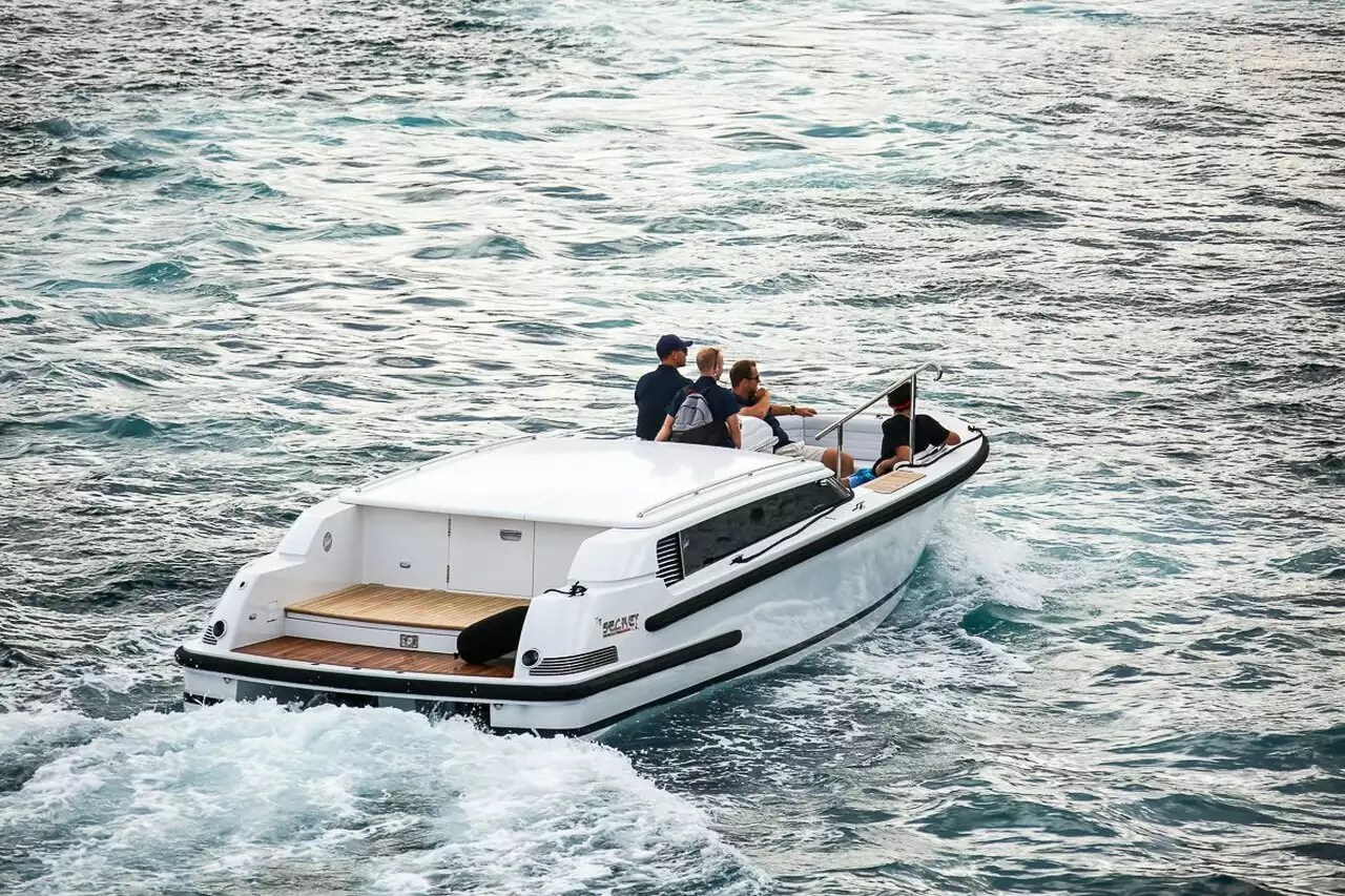 Tender To Secret yacht (Limousine Tender) – 10m – Vikal