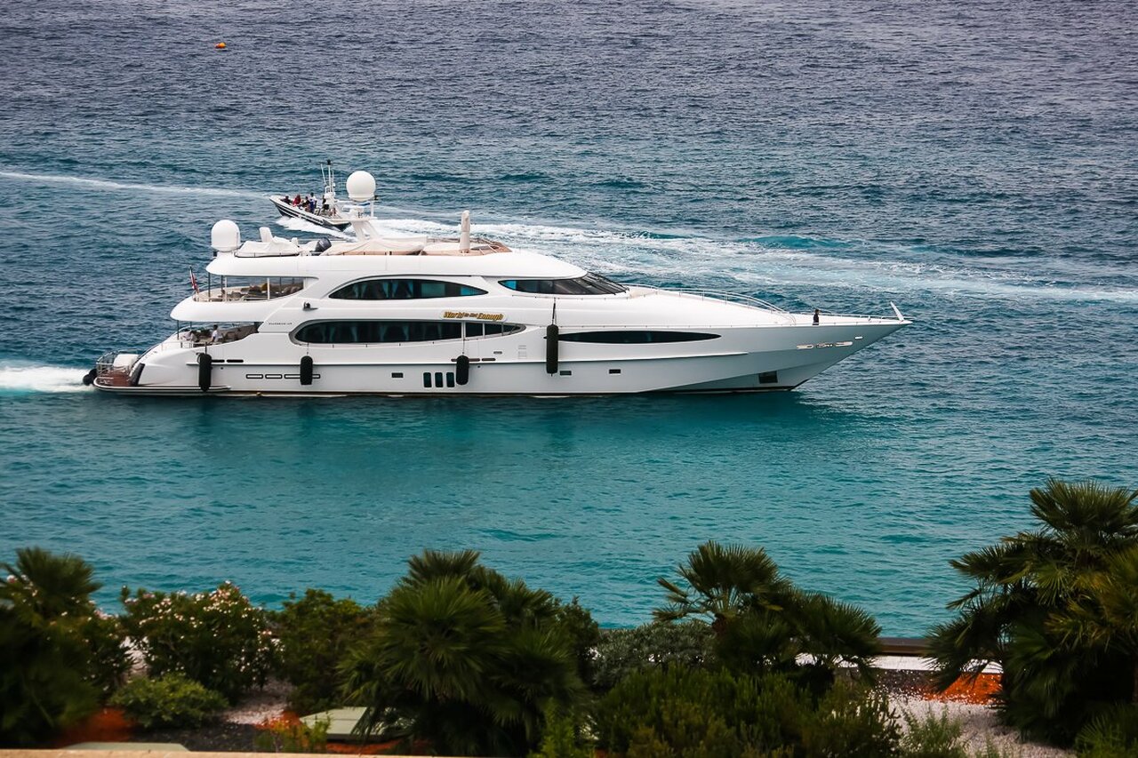 Yacht „World Is Not Enough“ – 42 m – Millennium – Staluppi