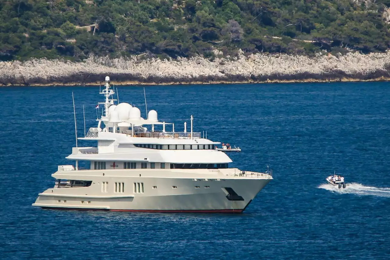 CORAL OCEAN Yat • Lurssen • 1994 • Sahibi Ian Malouf