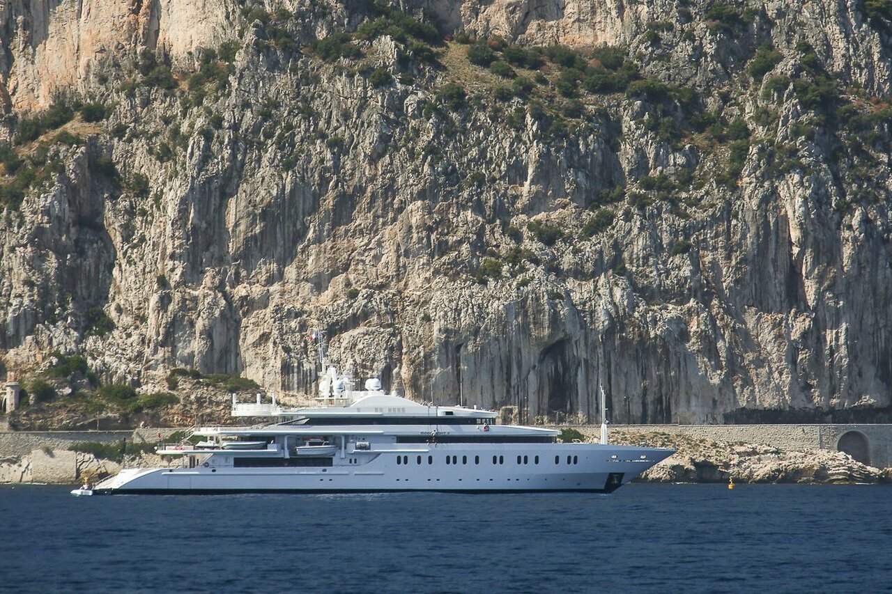 Яхта MOONLIGHT II • Neorion Syros Shipyards • 2006 г. • Владелец Шейх Султан бин Халифа аль Нахайян