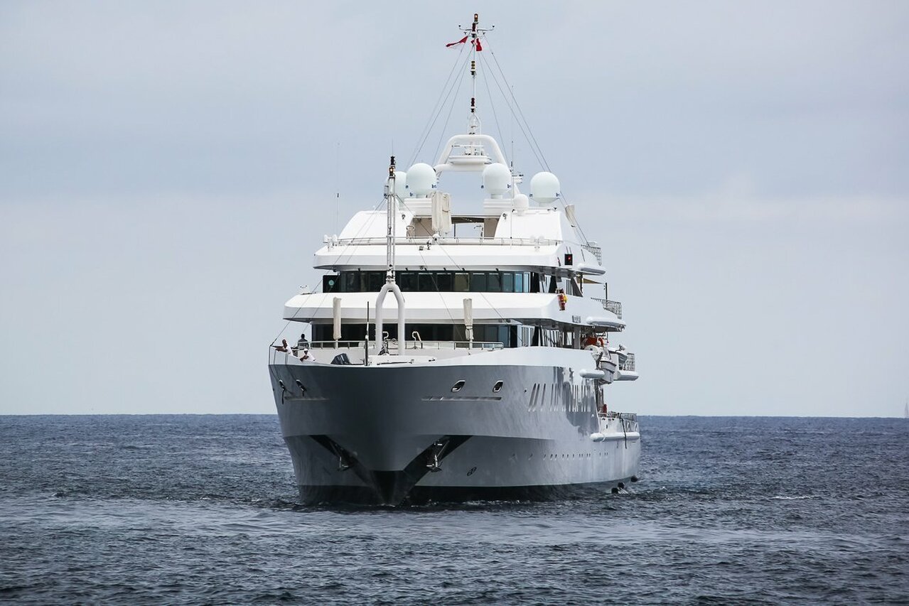 MOONLIGHT II Yacht • Chantiers navals Neorion Syros • 2006 • Propriétaire Sheikh Sultan bin Khalifa al Nahyan