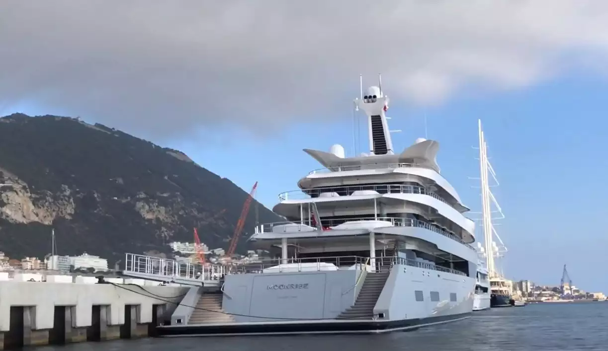 Yate MOONRISE • Feadship • 2020 • Propietario Jan Koum