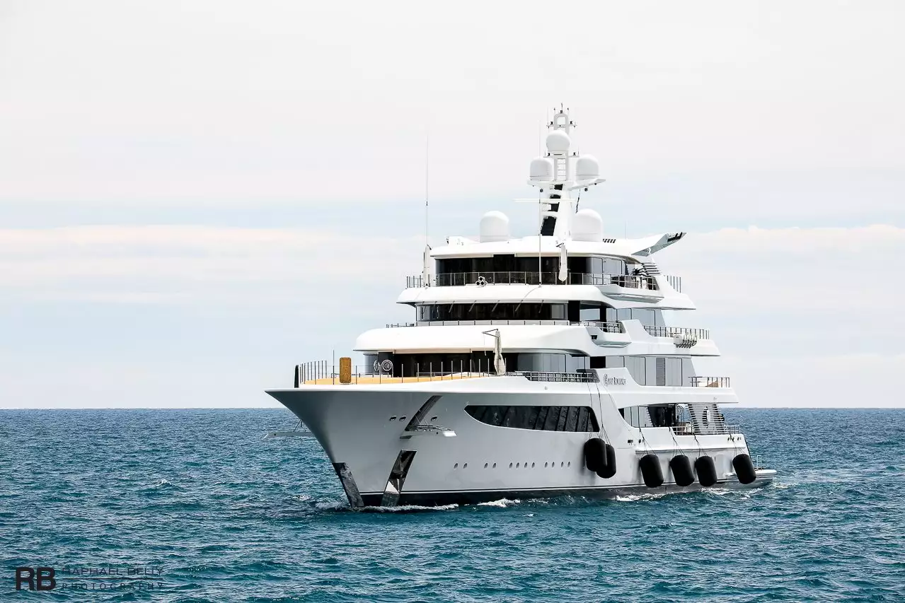 يخت Royal Romance – 92 م – Feadship – فيكتور ميدفيدشوك