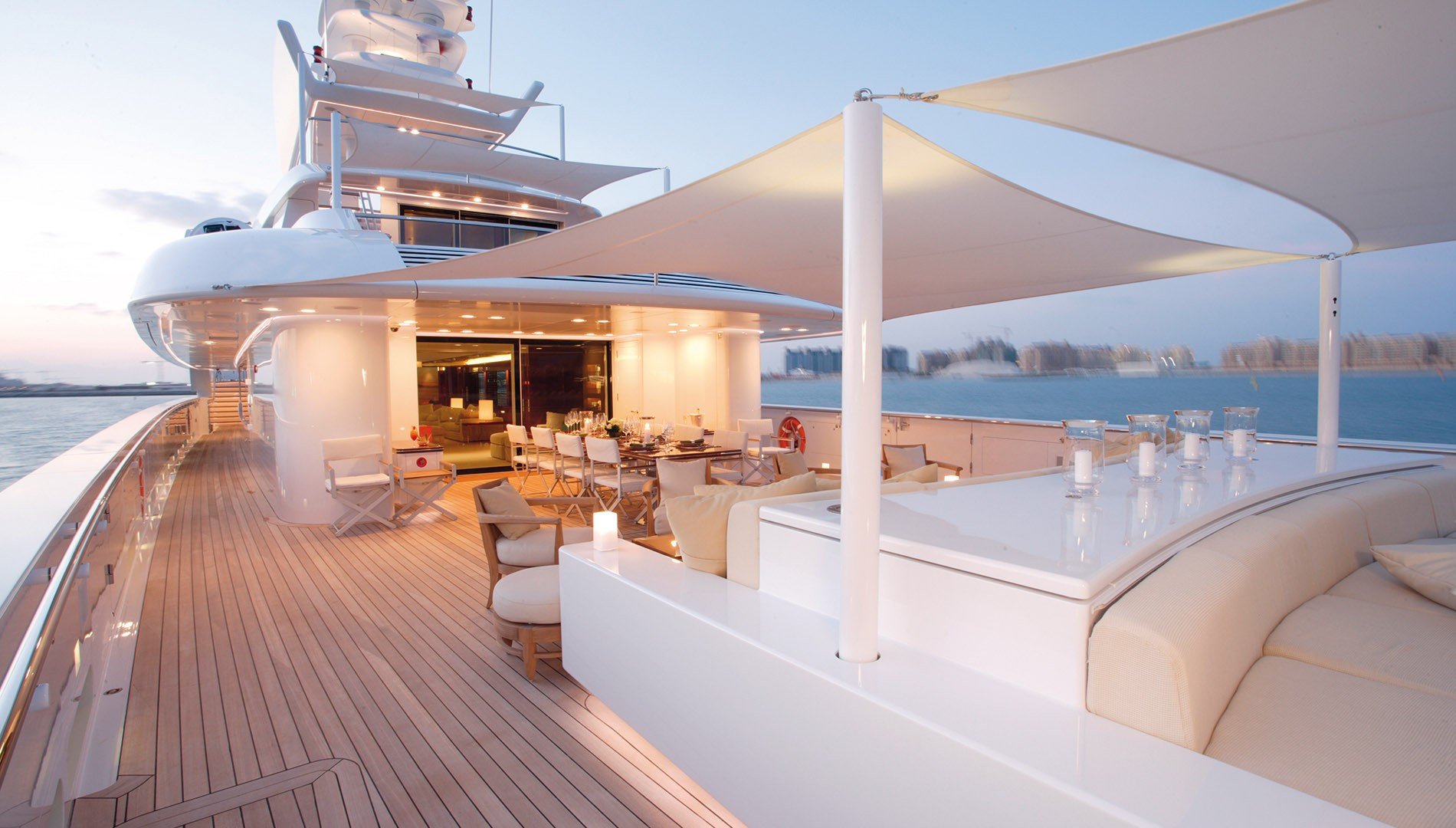 yacht Dragonfly interior