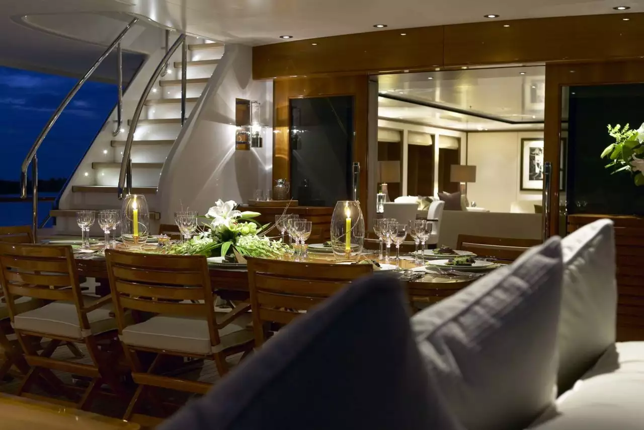 Interno della pioggerellina dell'yacht di Feadship