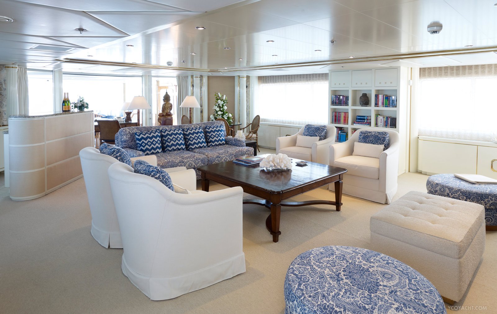 yacht Falcon Lair interior (White Cloud – New Horizon L)