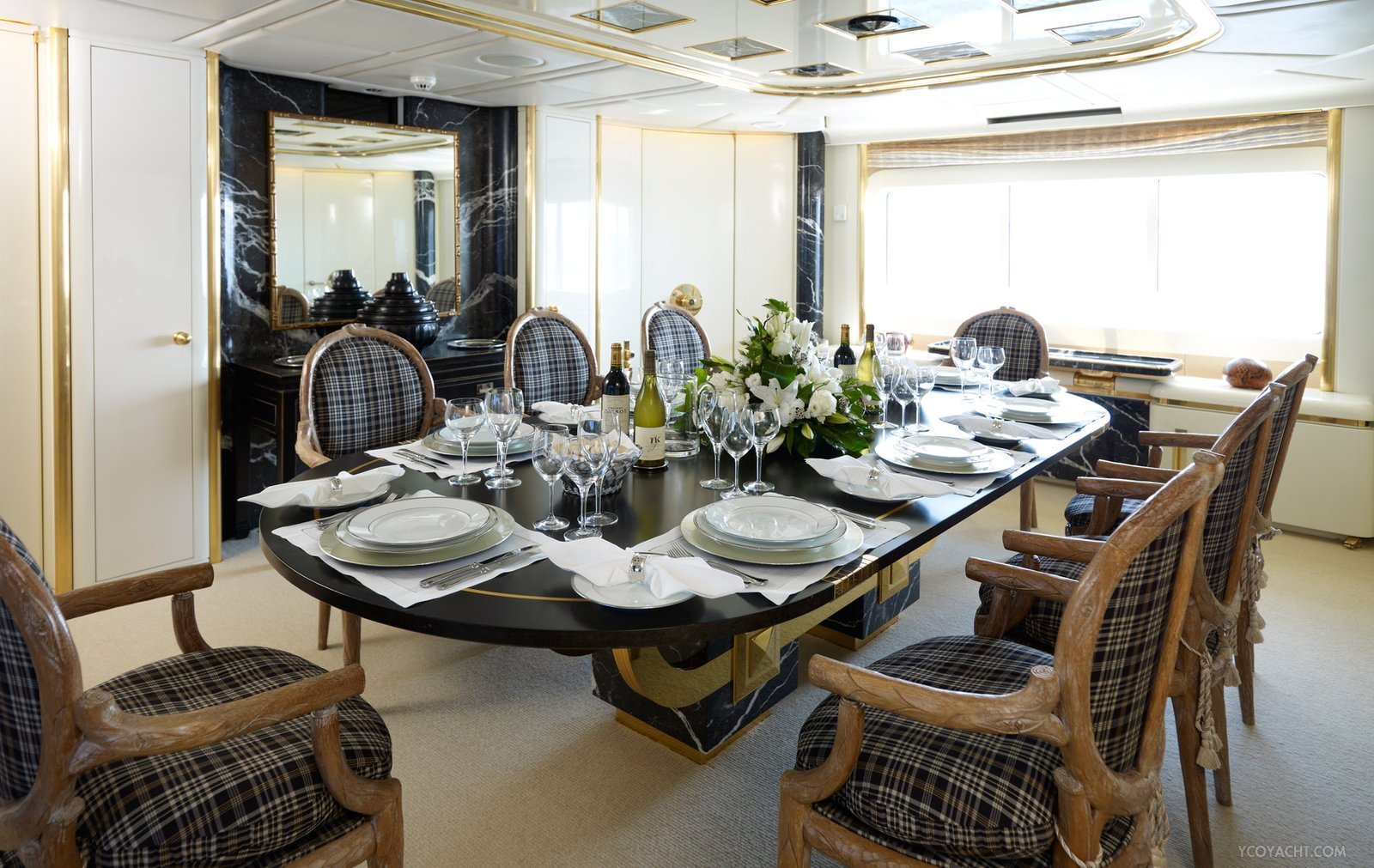 Intérieur du yacht Falcon Lair (White Cloud – New Horizon L)