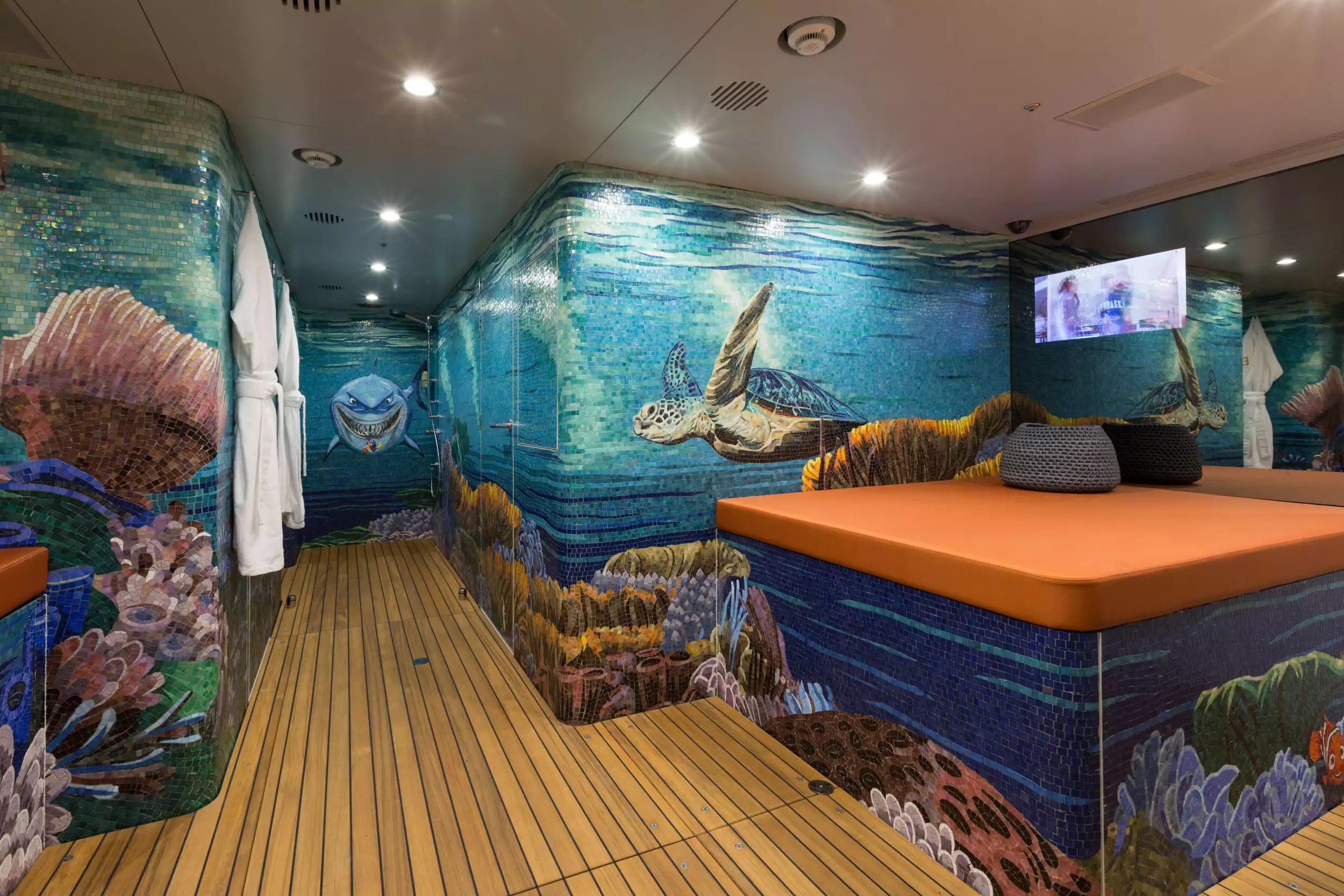 interior da Gene Machine do iate