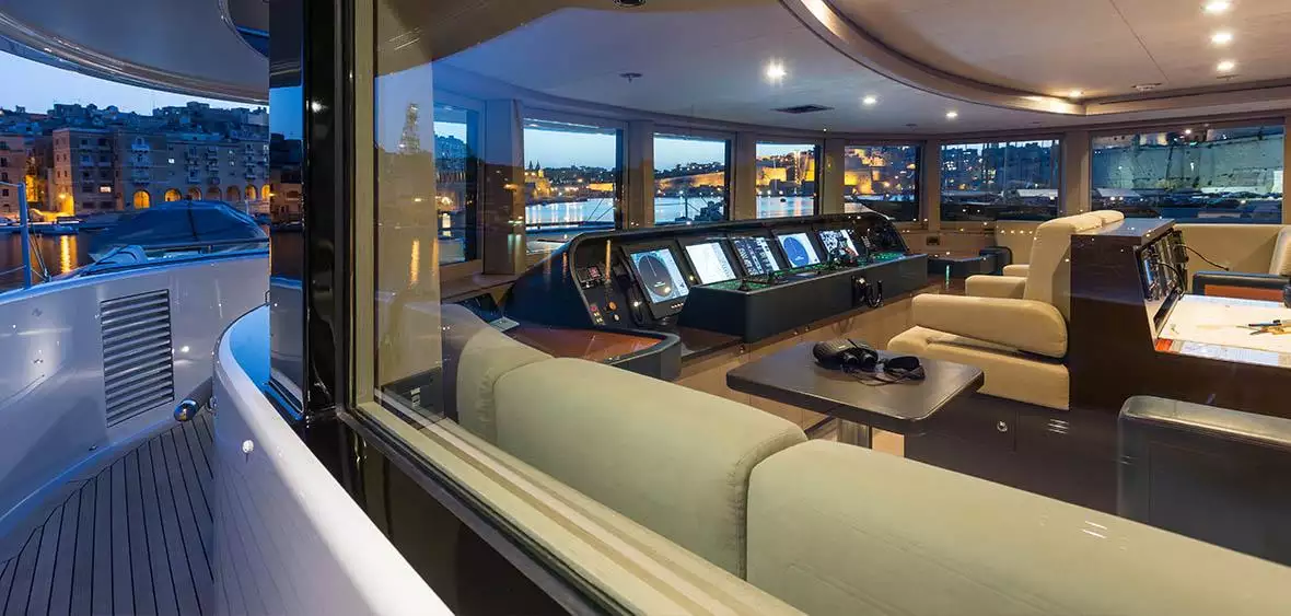 interior da Gene Machine do iate