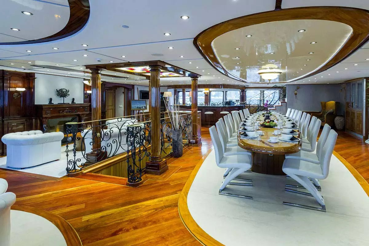 interior del yate Legend 