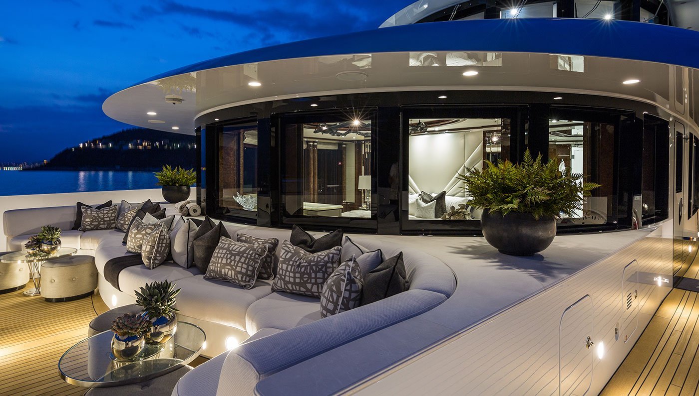 yacht Lionheart interior