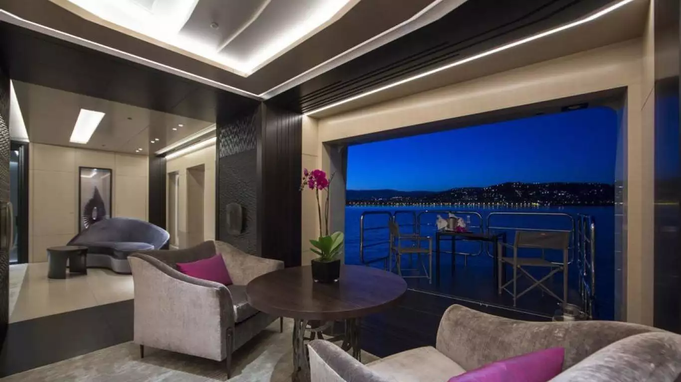 yacht Mogambo interior