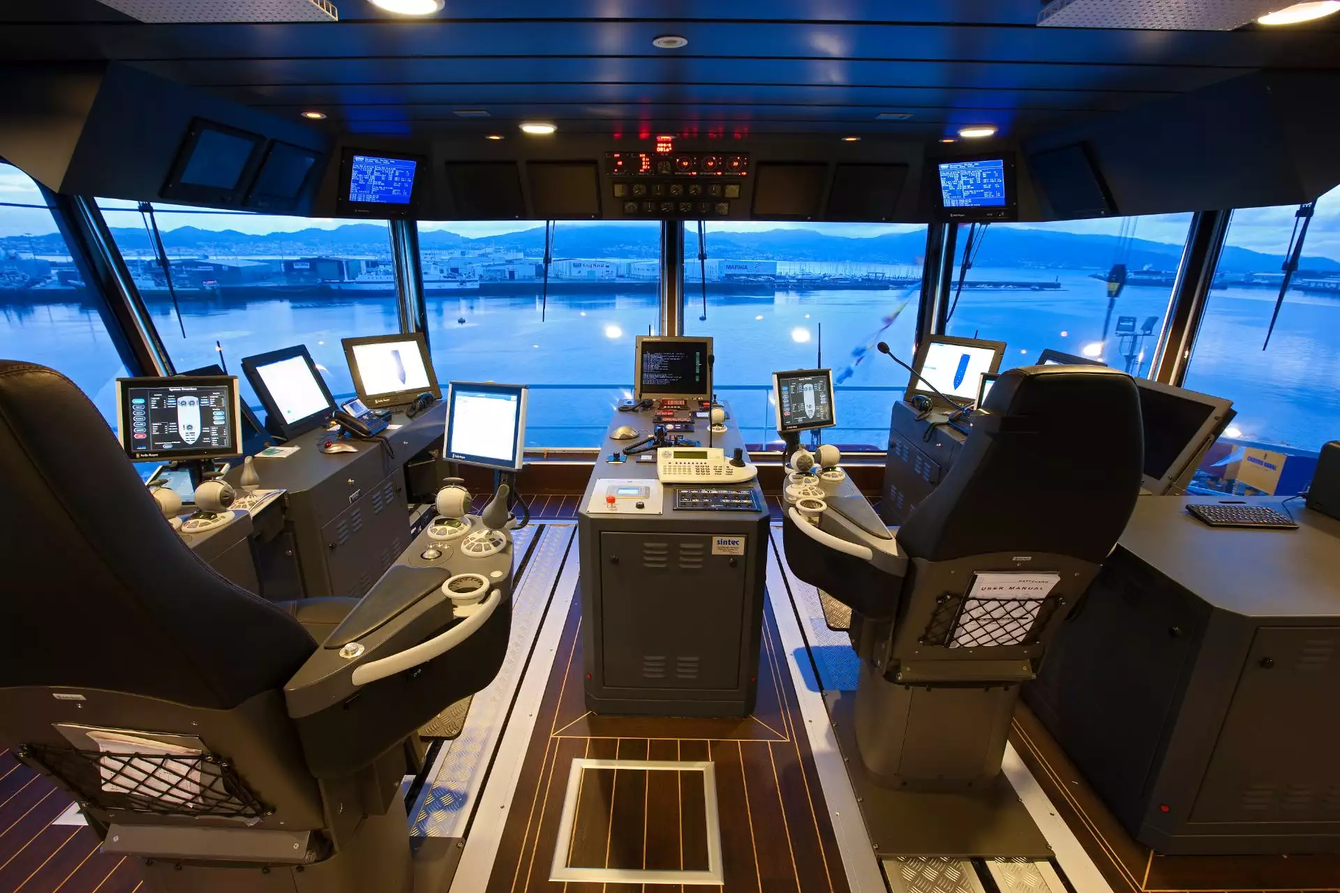 Interior do iate OceanXPlorer