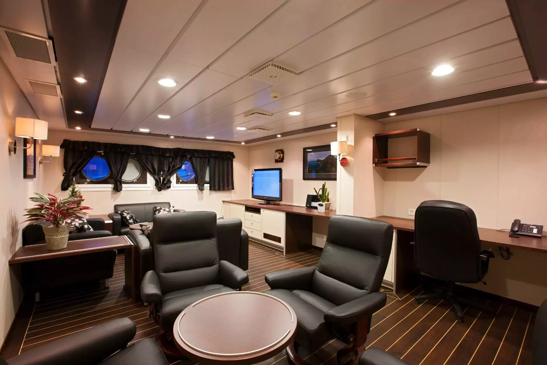 Interior do iate OceanXPlorer