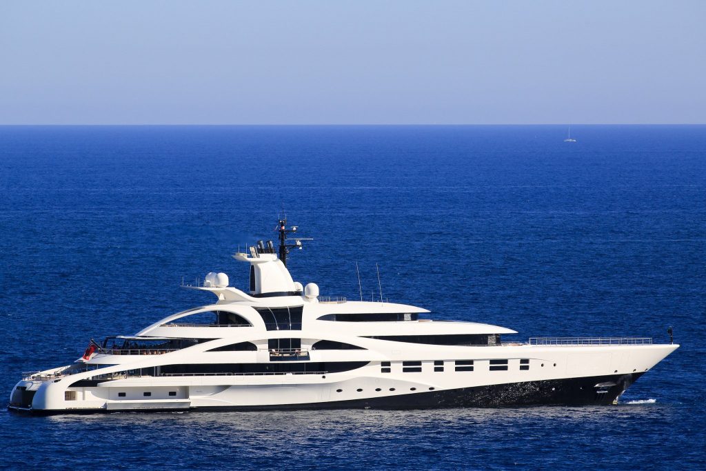 yacht 200m