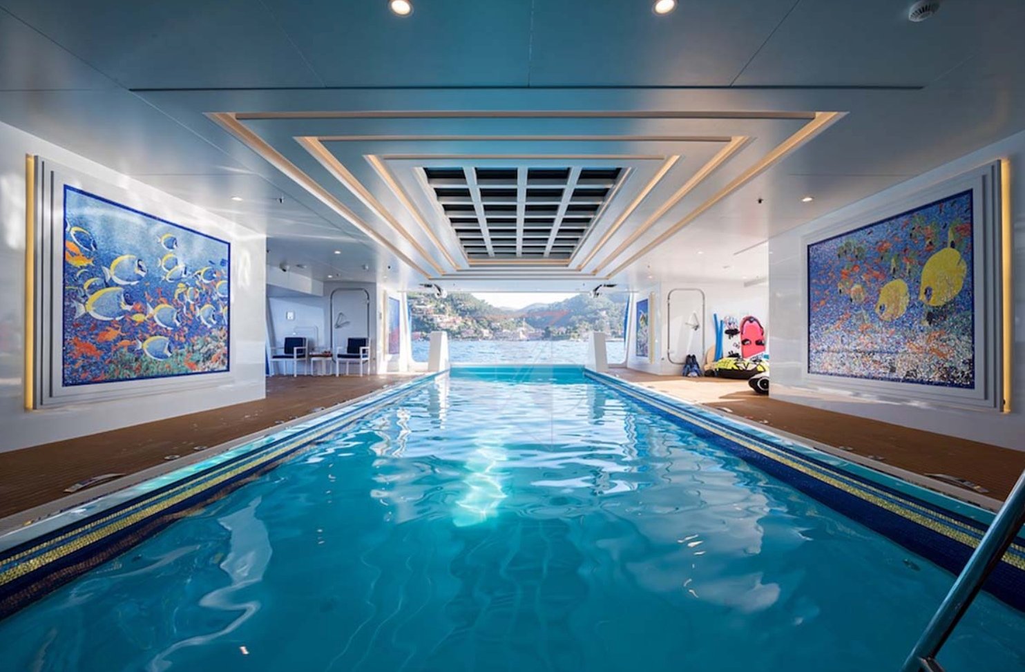 yacht Queen Miri interior