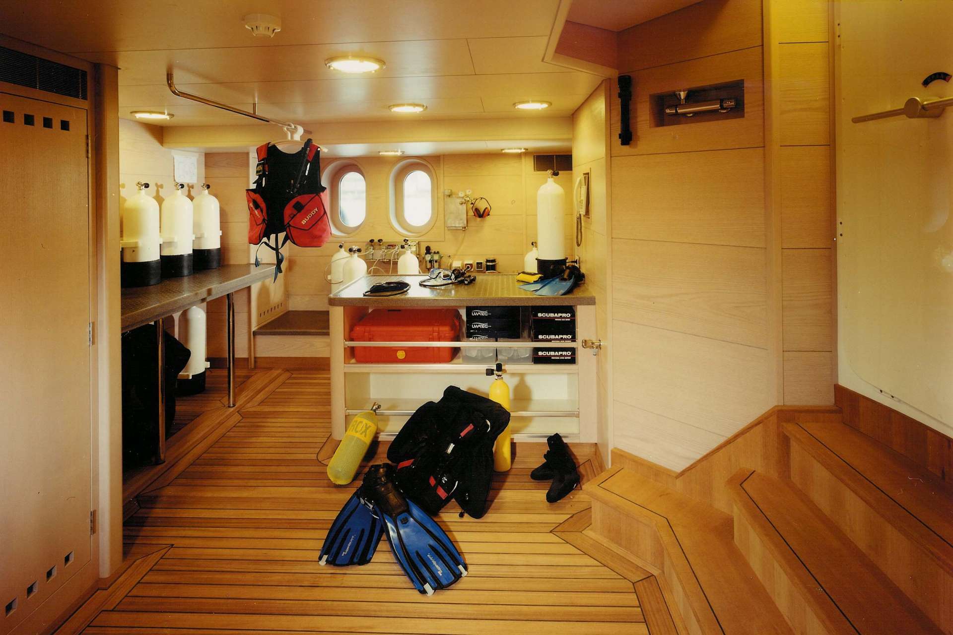 yacht Sussurro interior