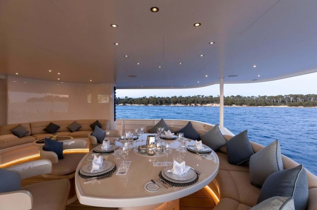 interno dell'yacht Sussurro