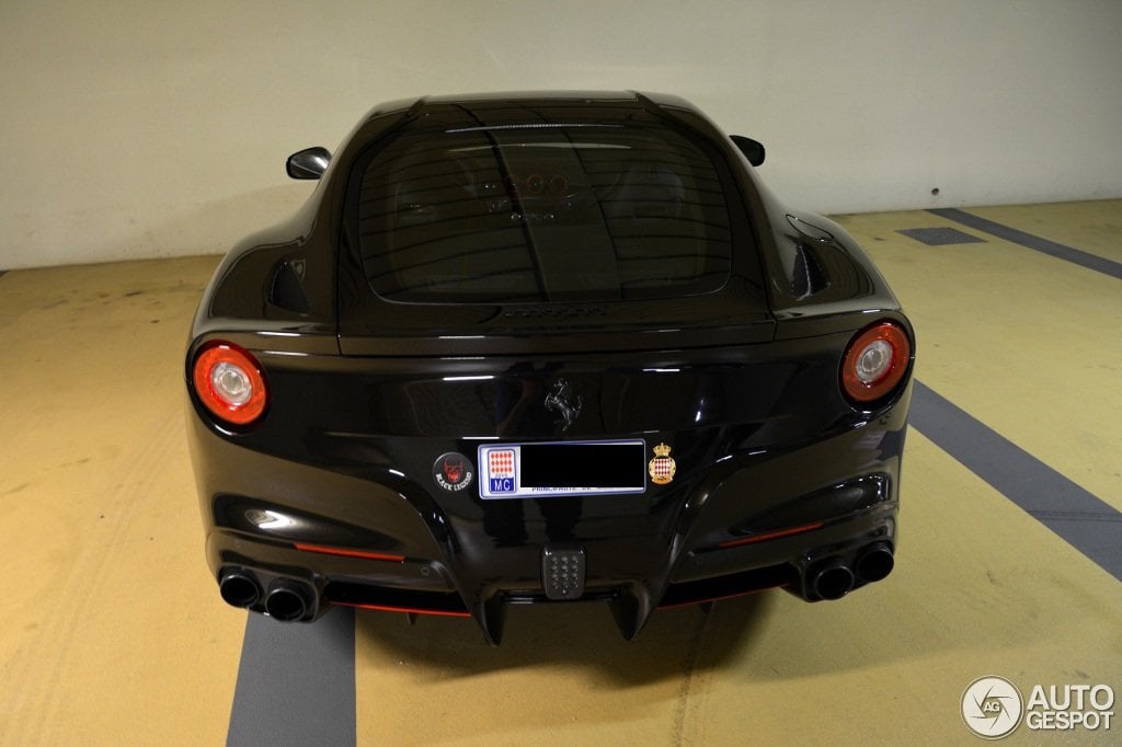 Proprietario della leggenda nera Ferrari F12 Berlinetta