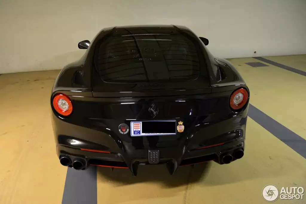 Proprietario della leggenda nera Ferrari F12 Berlinetta