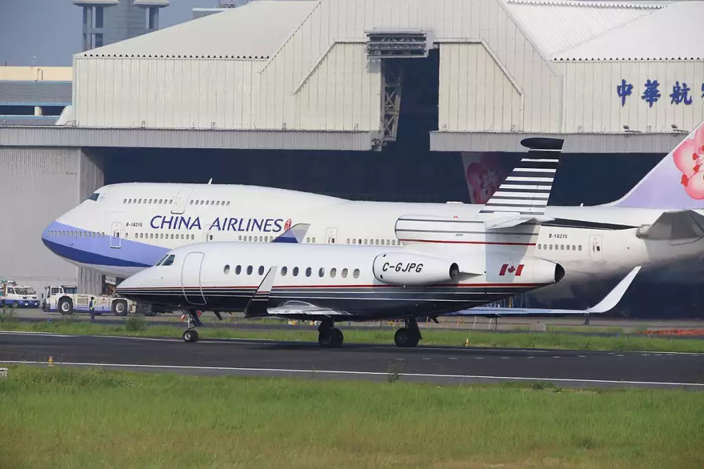 Jato particular C-GJPG Dassault Falcon Jim Pattison