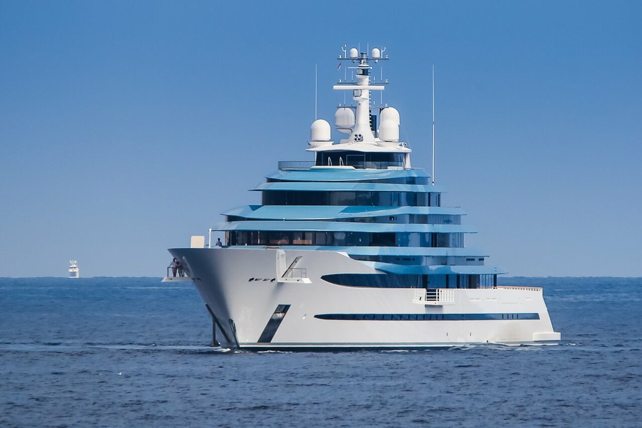 who owns superyacht kaos