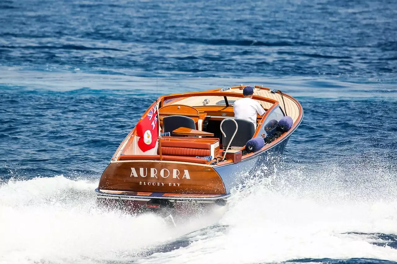 Yacht Tender To Aurora (Talaria Runabout 29) – 9,73m – Hinckley 