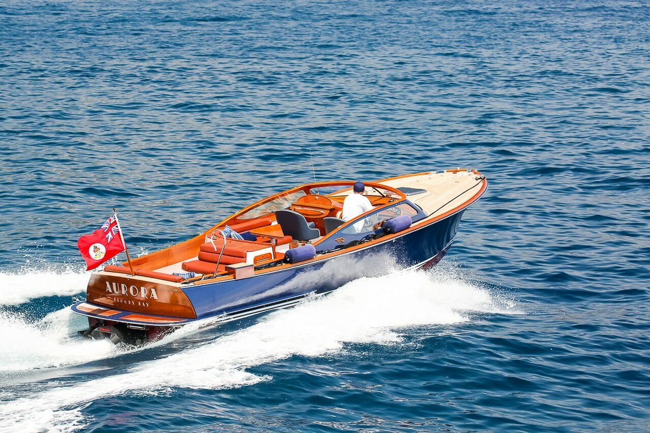 Aurora yatına ihale (Talaria Runabout 29) – 9,73m – Hinckley 