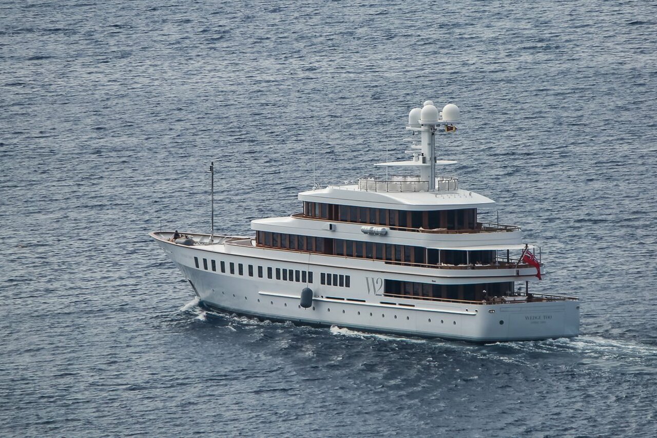 يخت WEDGE TOO • Feadship • 2002 • المالك عصام فارس