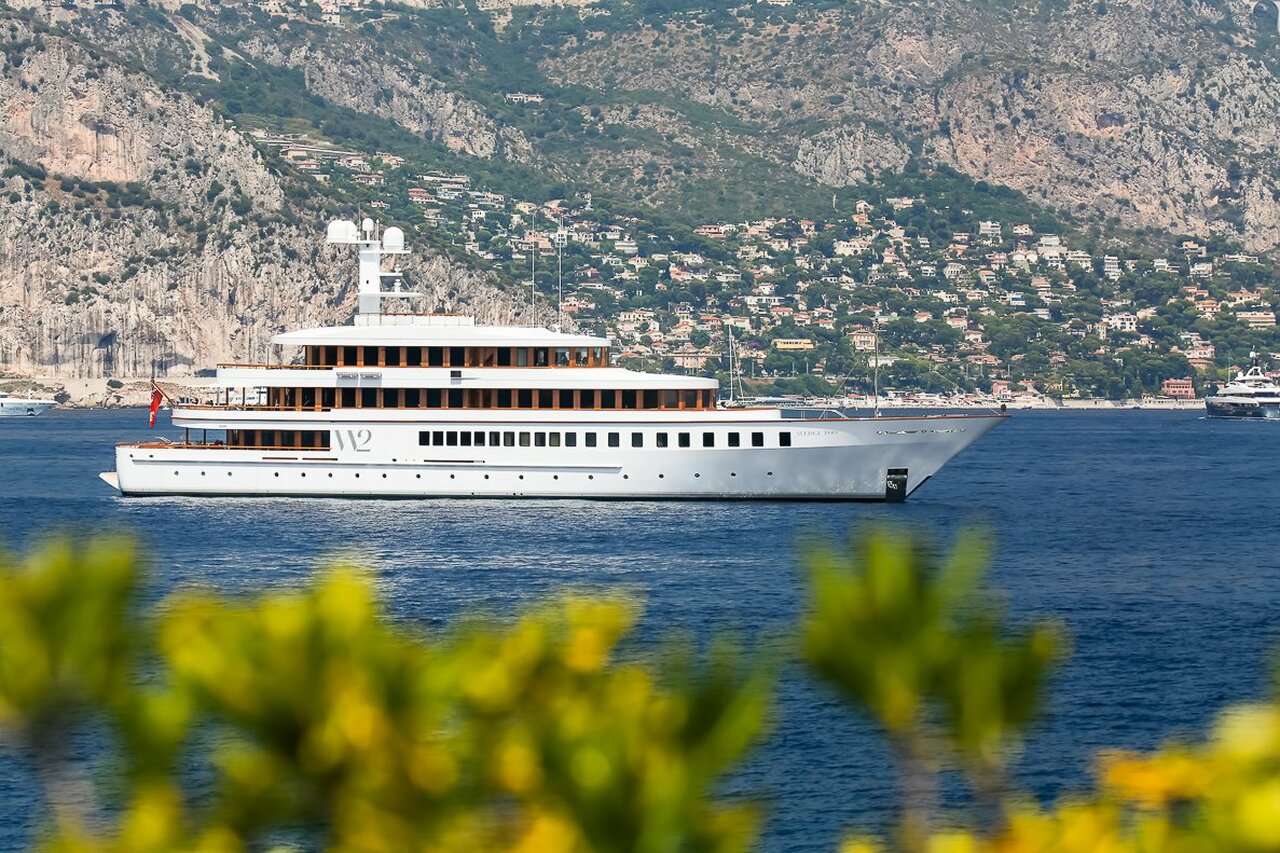 WEDGE TOO yacht • Feadship • 2002 • propriétaire Issam Fares