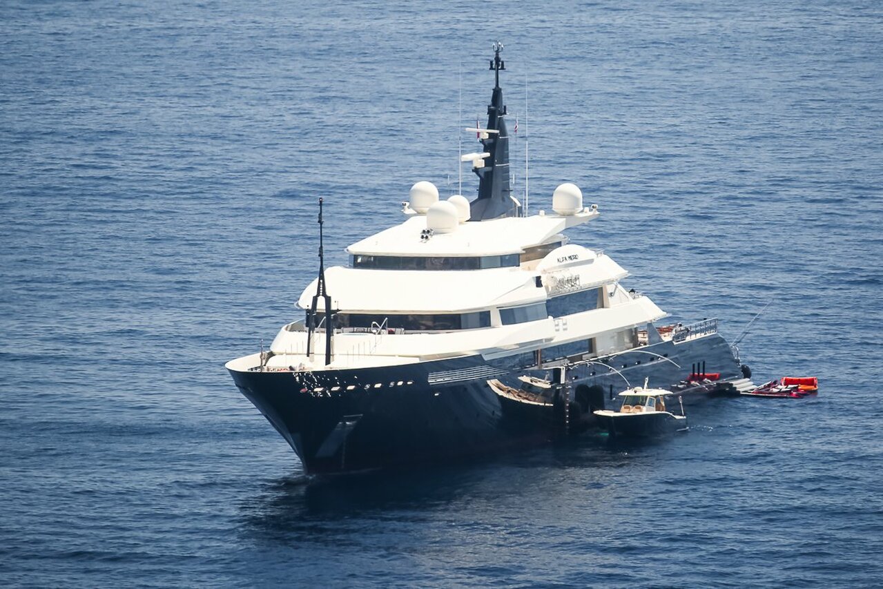 Yacht Alfa Nero