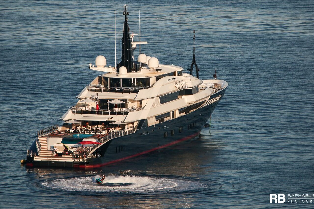 yacht Alfa Nero