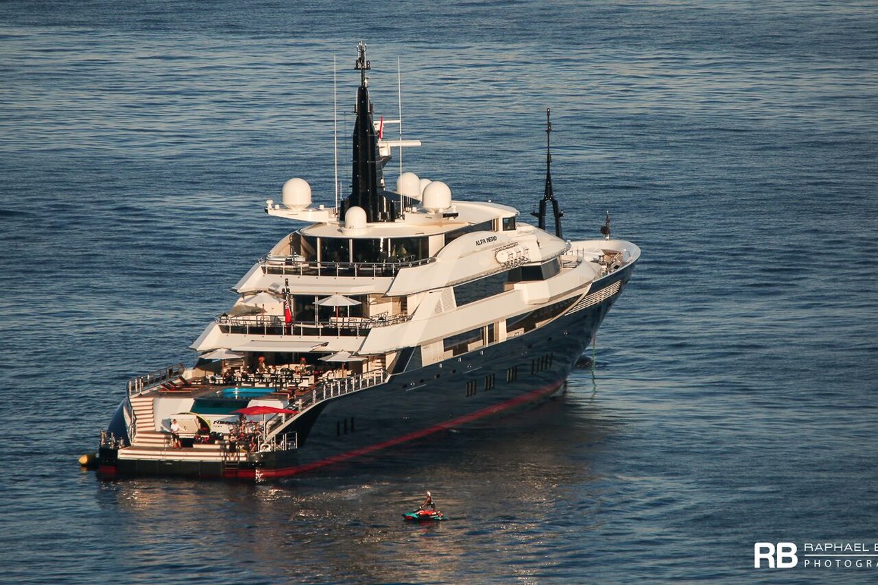 Alfa Nero jacht – 82m – Oceanco