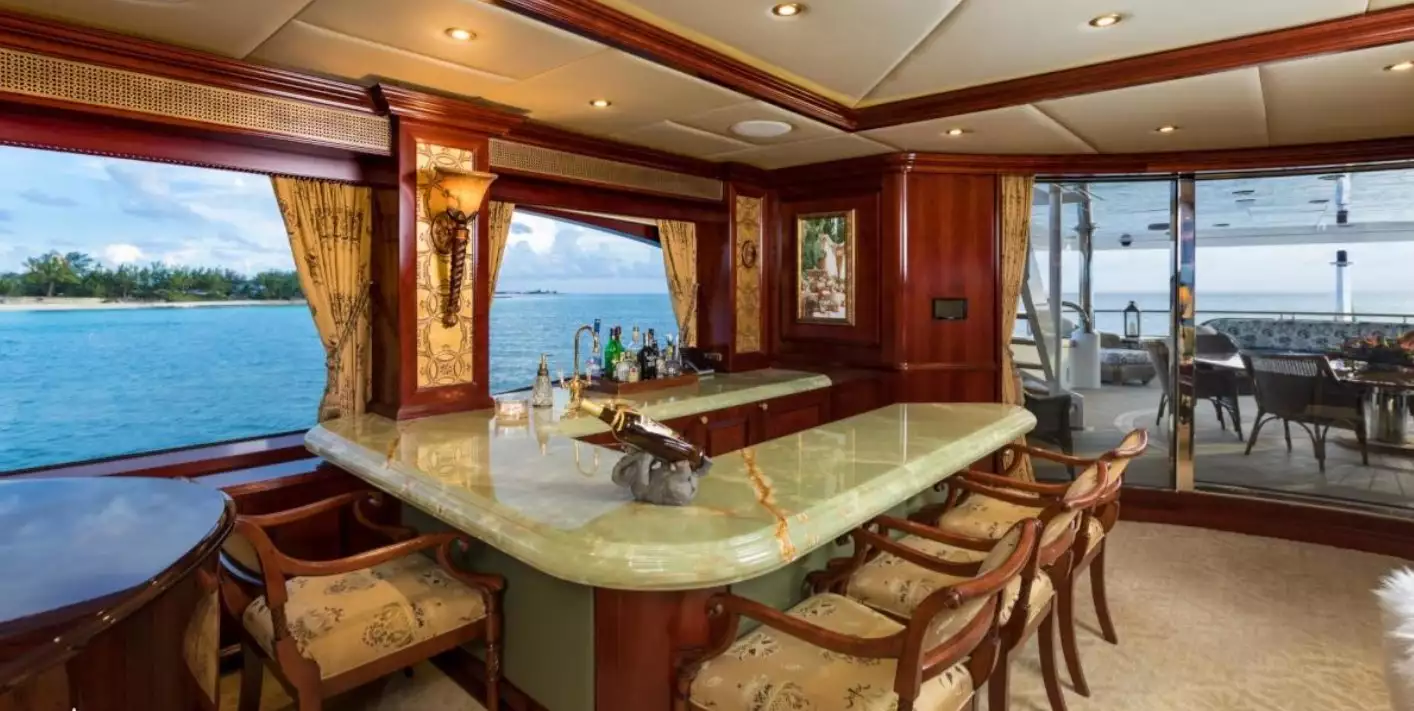 Interno del Trinity Yacht TCB