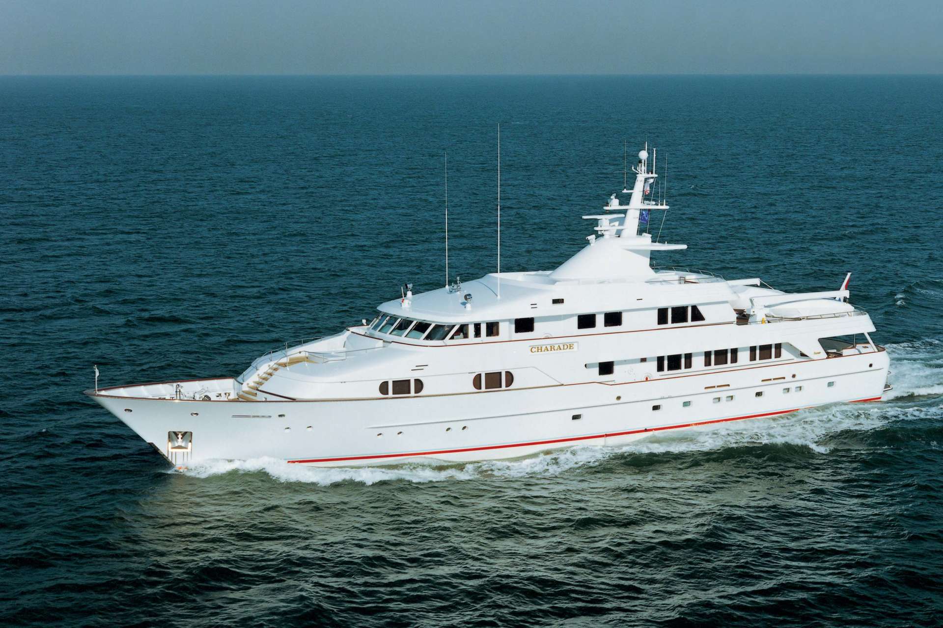 BG Yacht • Feadship • 1990 • Eigenaar Bobby Genovese • Uitgelicht als VALOR benedendeks