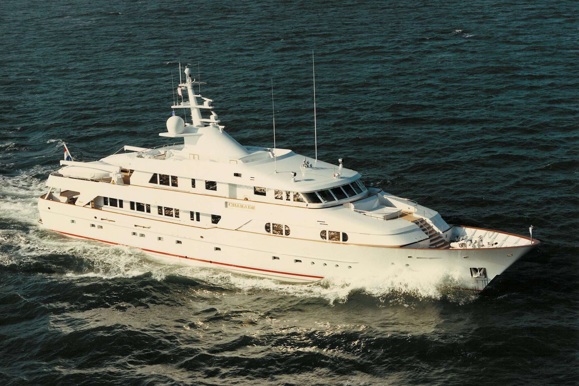 يخت BG • Feadship • 1990 • المالك Bobby Genovese • مميز باسم VALOR في الطابق السفلي