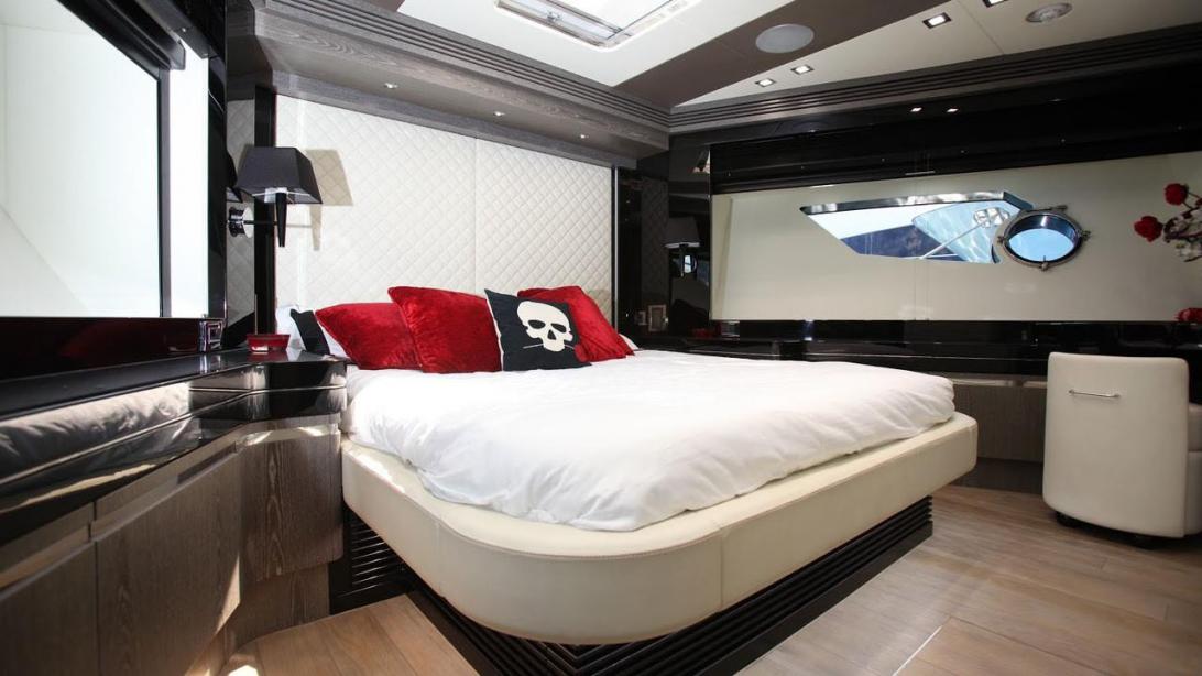 interior del yate Black Legend