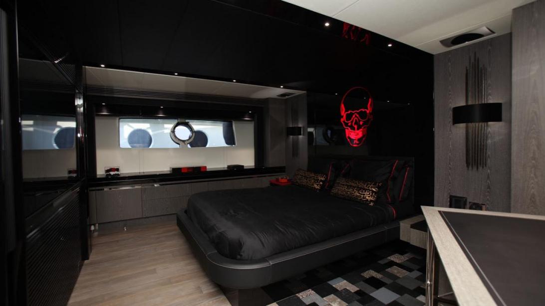 jacht Black Legend interieur