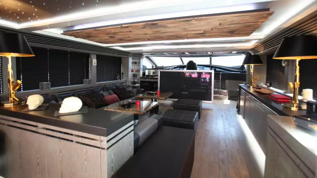 interior del yate Black Legend