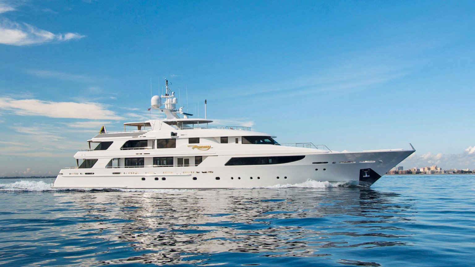 who owns motor yacht calex