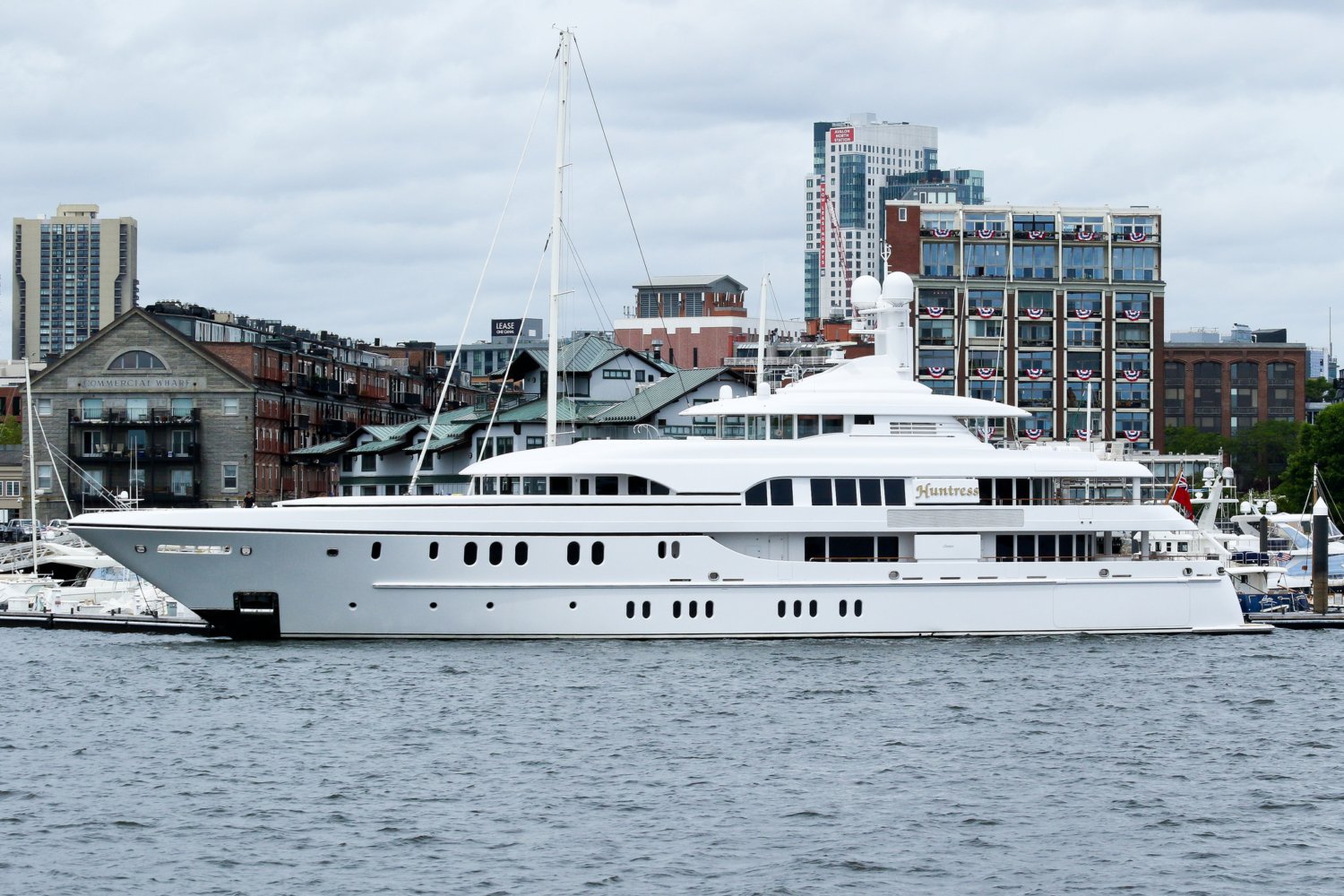 who owns huntress yacht