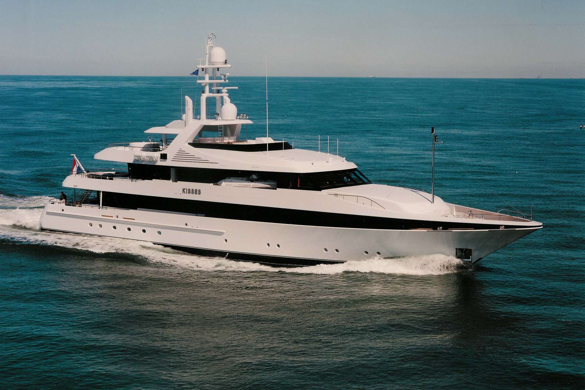 KISSES yate - Feadship - 2000 - propietario Norman Braman